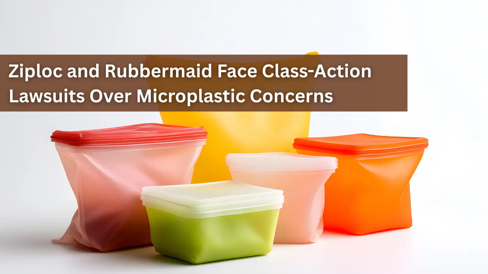 This image displays various colorful plastic storage containers and bags, reporting on class-action lawsuits against major brands like Ziploc and Rubbermaid over concerns regarding microplastic shedding.